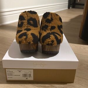 Jessica Simpson JS-Tollia New never worn Black and Tan Shearling Clogs. Size 6